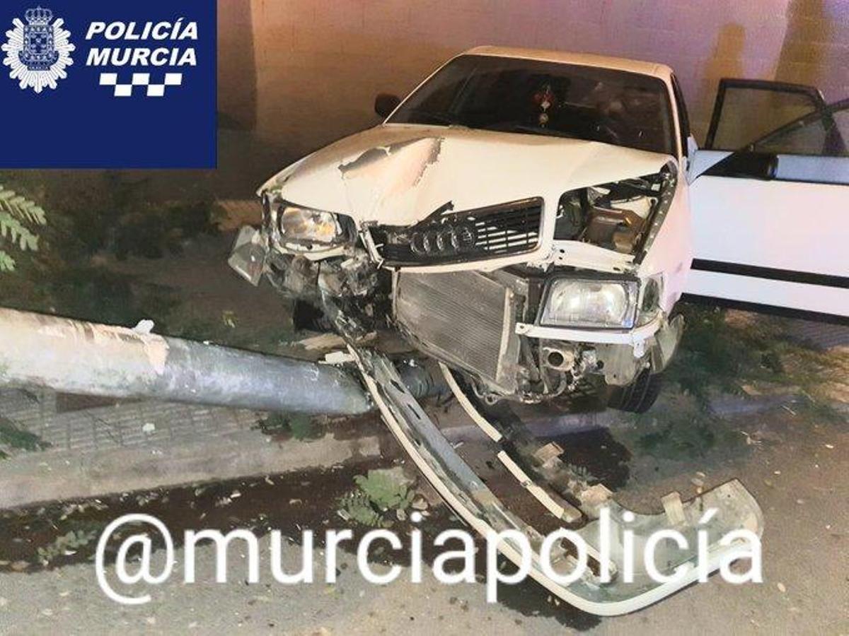 Choca contra una farola en la calle Tierno Galván de Murcia