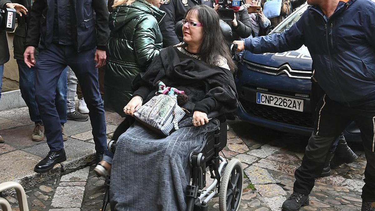 Raquel Díaz , exmujer de Pedro Muñoz, a su llegada al juicio en la Audiencia Provincial de León.