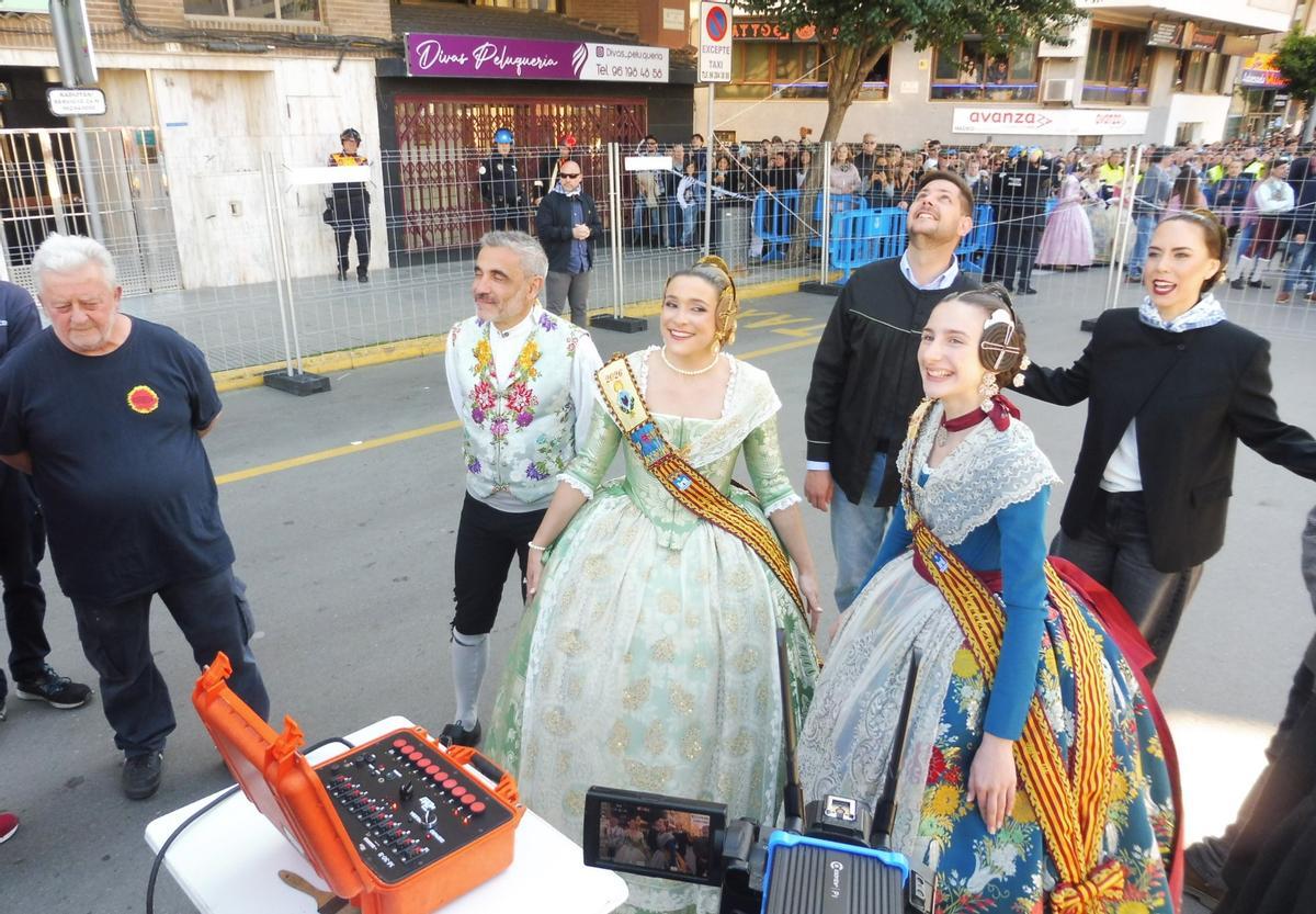 La comitiva junto a los pirotécnicos.
