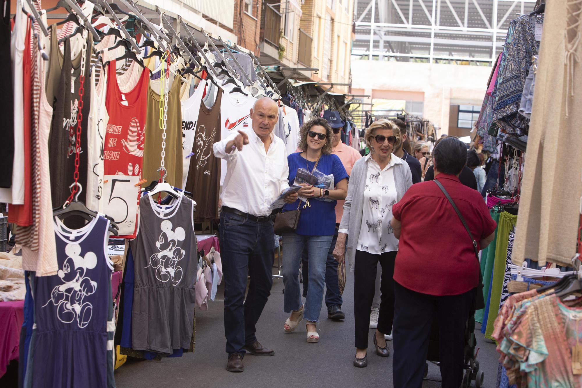 Los Partidos buscan el voto en el mercado de Alzira