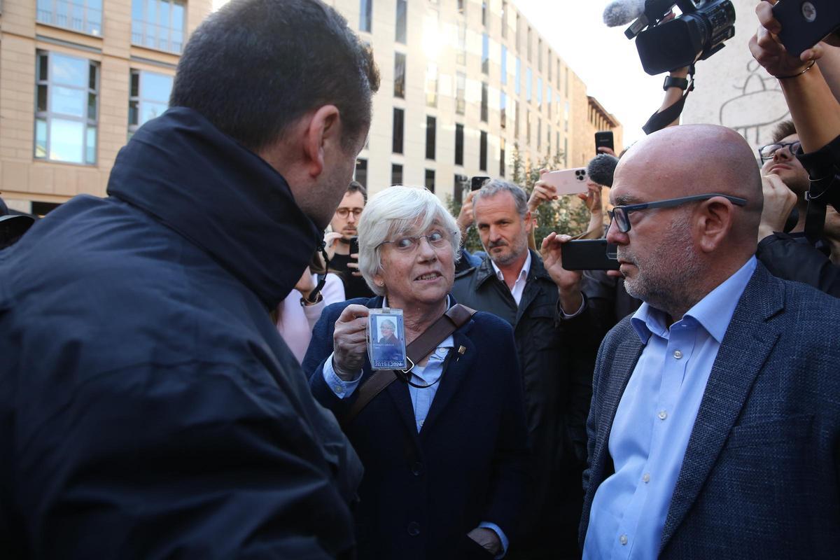 Clara Ponsatí muestra su credencial de eurodiputada en el momento de ser detenida, en Barcelona, el 28 de marzo del 2023