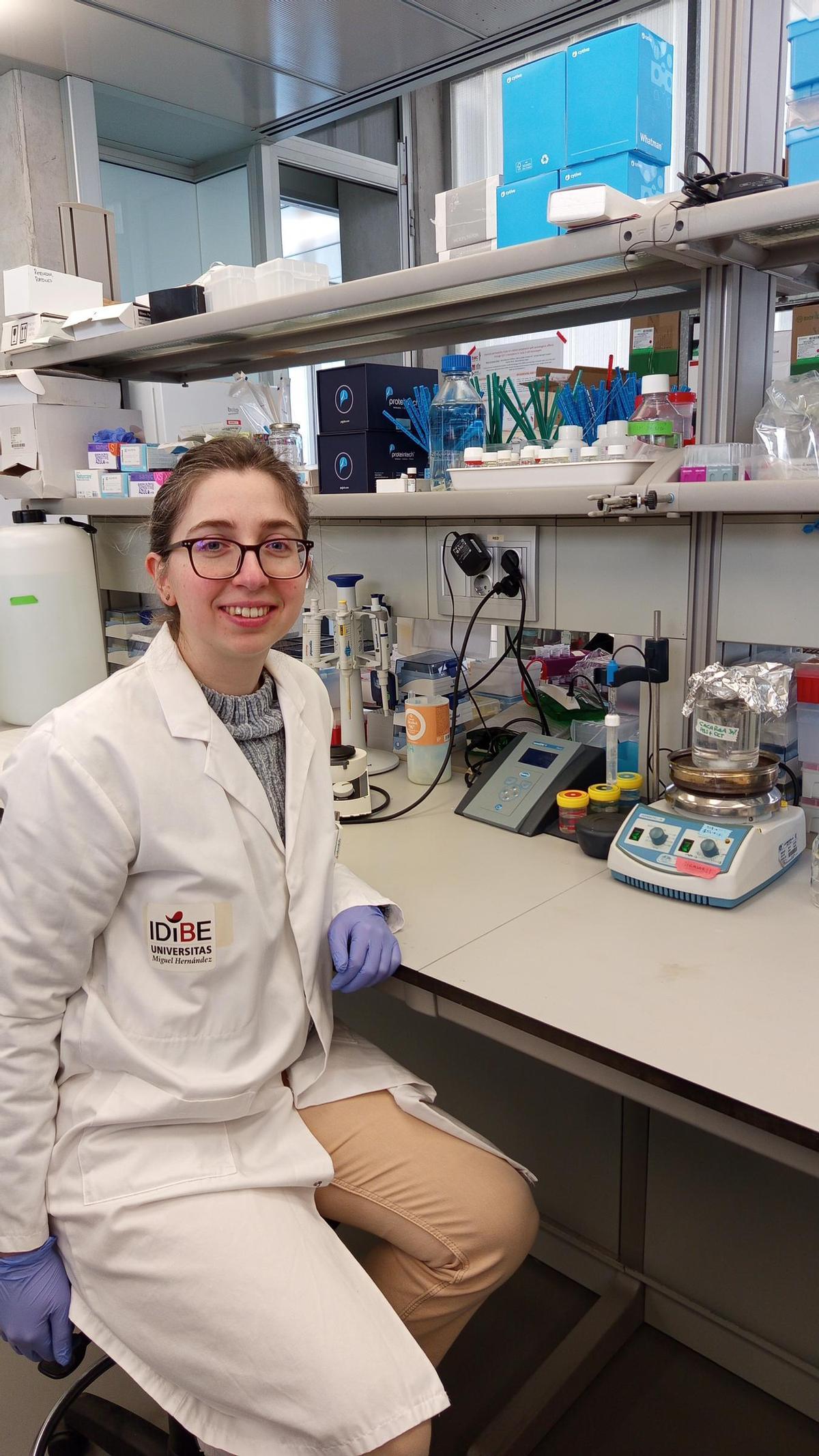 La nueva doctora en su laboratorio de la Universidad Miguel Hernández
