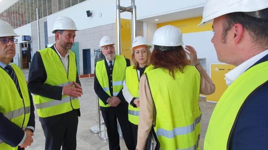 El alcalde de Elche y el edil de Seguridad supervisan el aeropuerto tras la borrasca