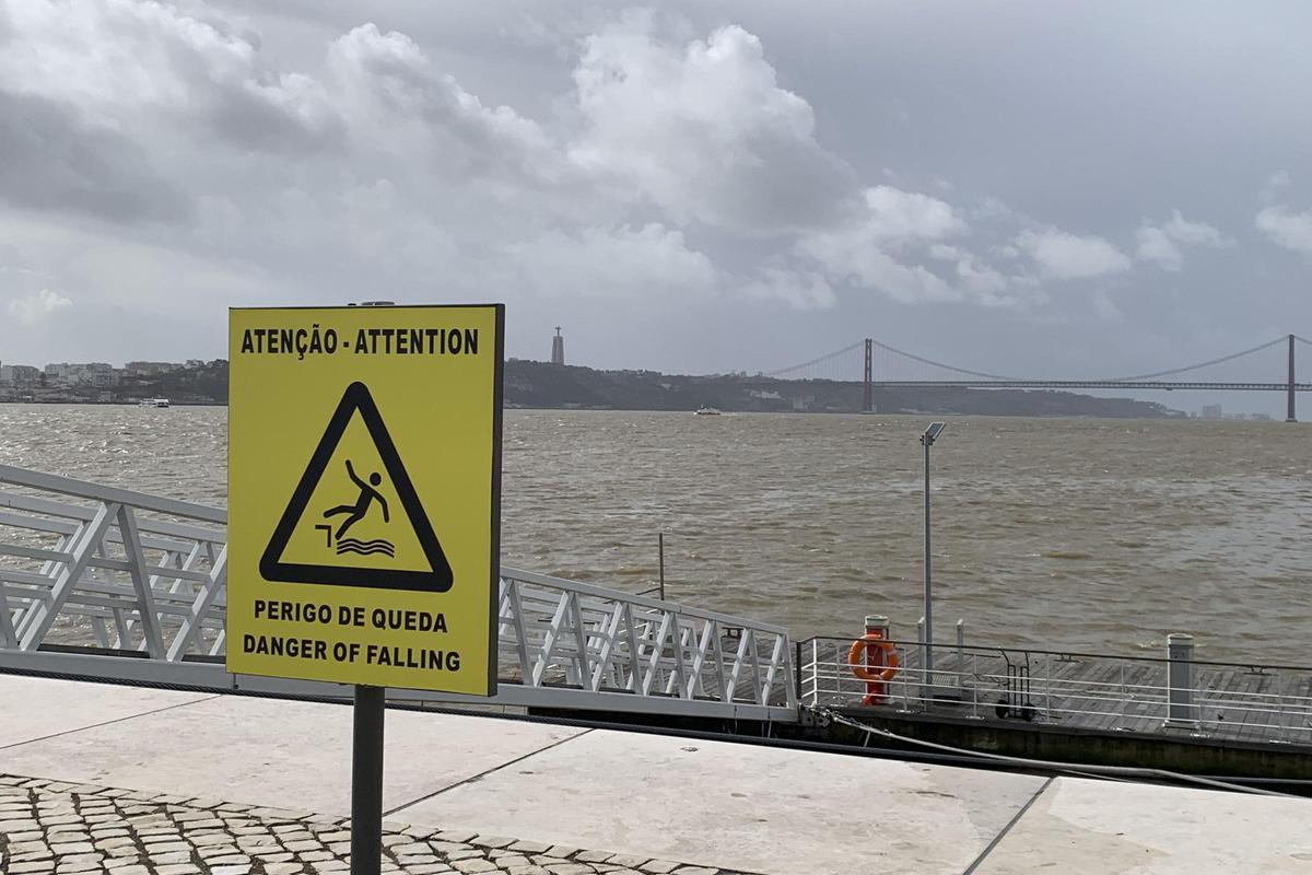 Carreteras cortadas y aldeas aisladas por el Tajo en Portugal en una jornada "compleja"