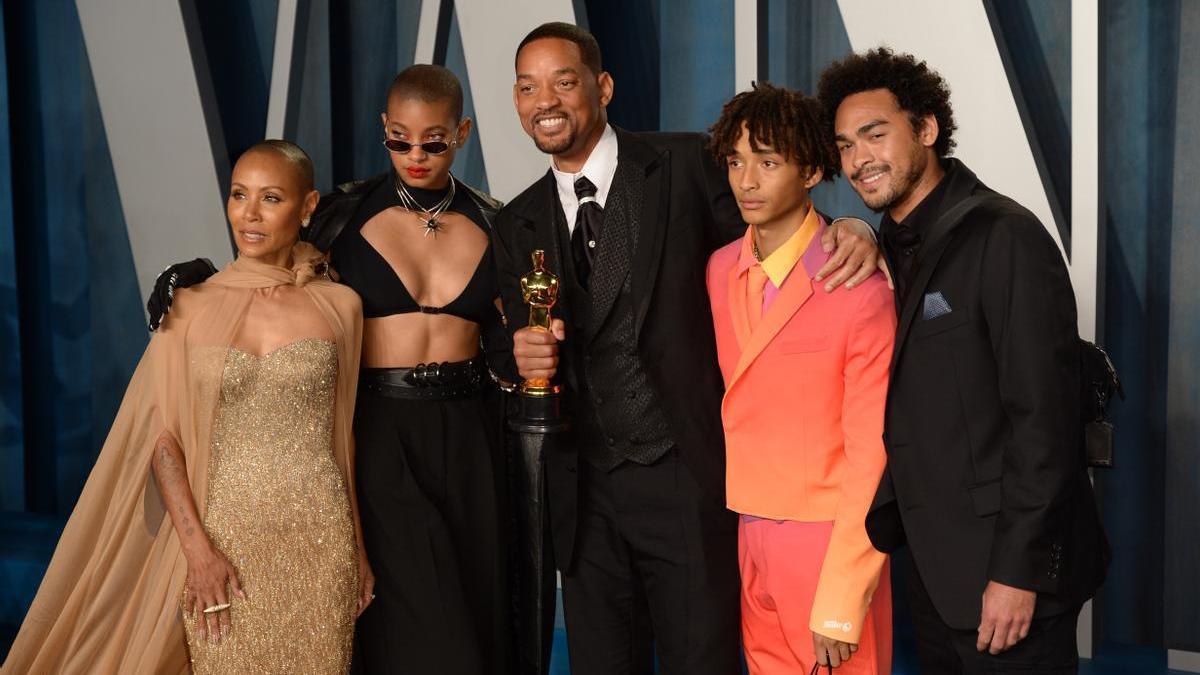 El actor Will Smith (C) pasa con sus hijos Trey Smith (R) y Jaden Smith (2do R), su hija Willow Smith (2do L) y su esposa Jada Pinkett Smith (L) en el 2022 Vanity Fair Oscar Party celebrada en el Wallis Annenberg Center.