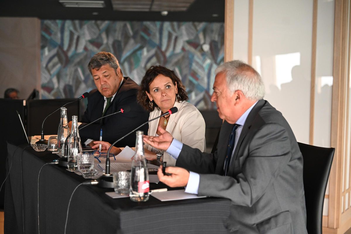 De izquierda a derecha, César Martínez, Verónica Ollé y el vocal del CGJ, José María Páez.