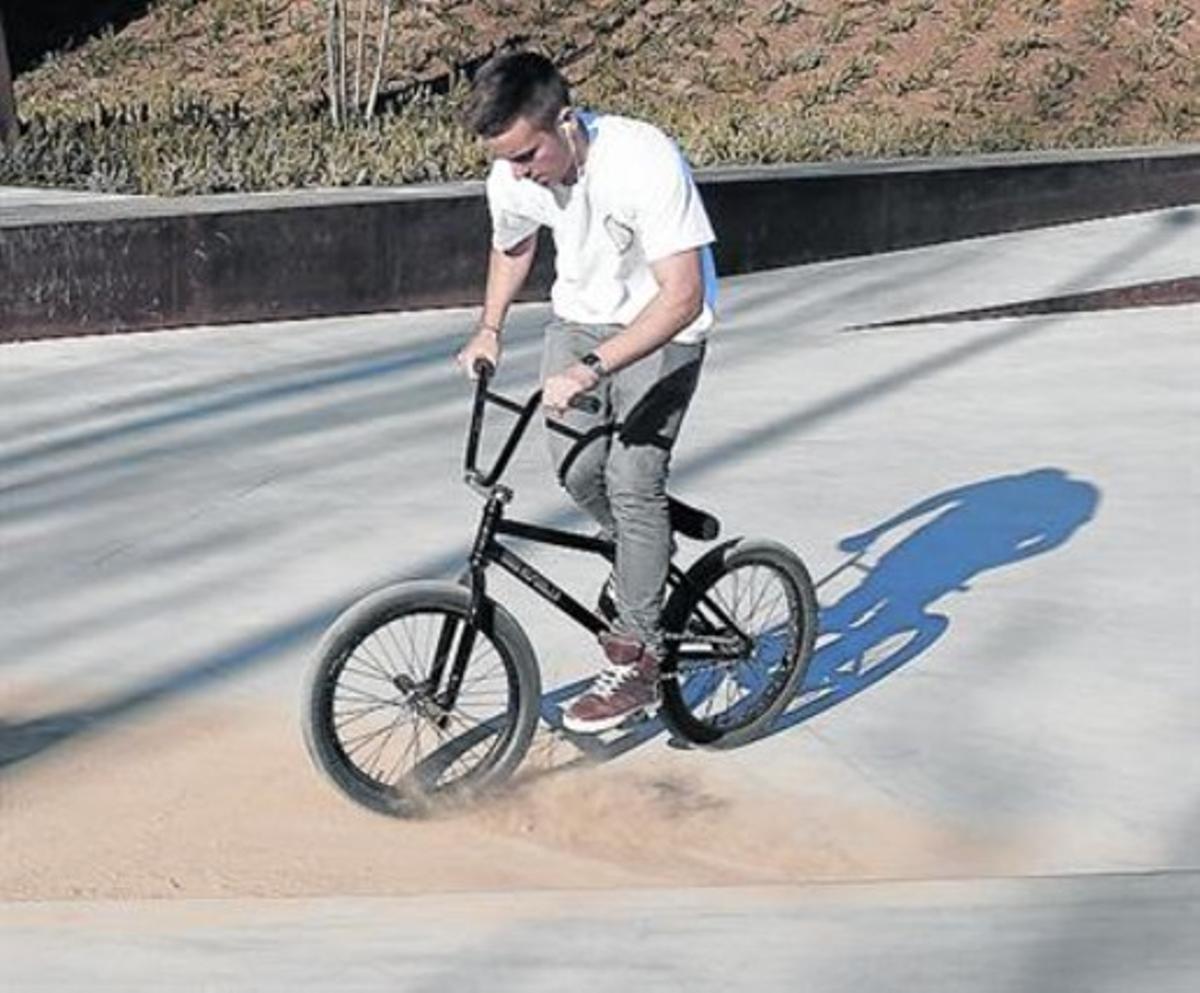 Un practicant de BMX, en un racó on s’acumula terra. Un practicant de BMX, en un racó on s’acumula terra.