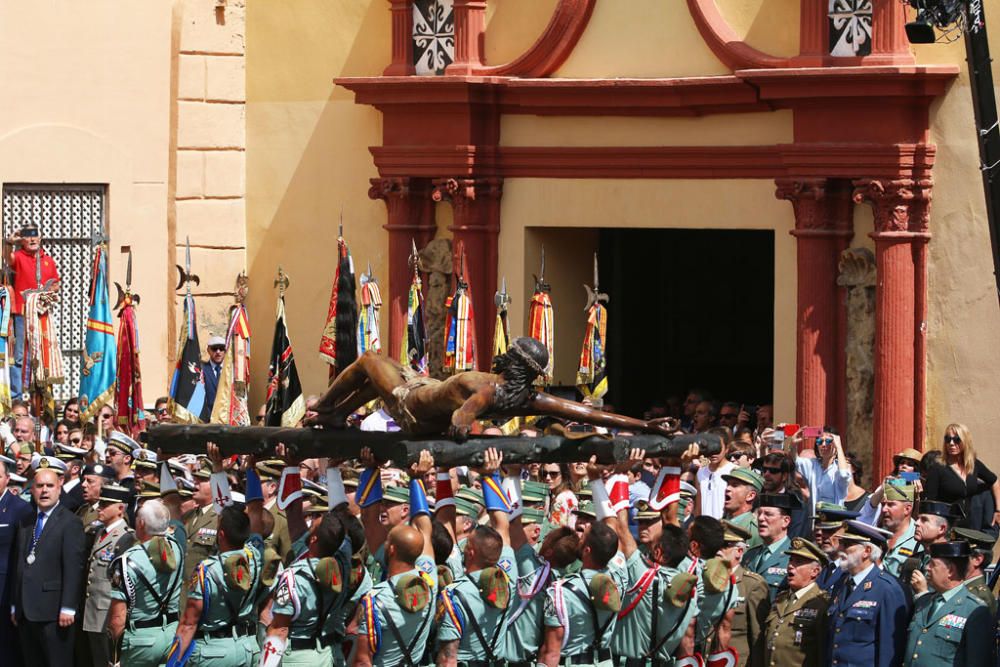 El traslado del Cristo de la Buena Muerte a cargo de la Legión volvió a congregar a numeroso público en la explanada de Santo Domingo