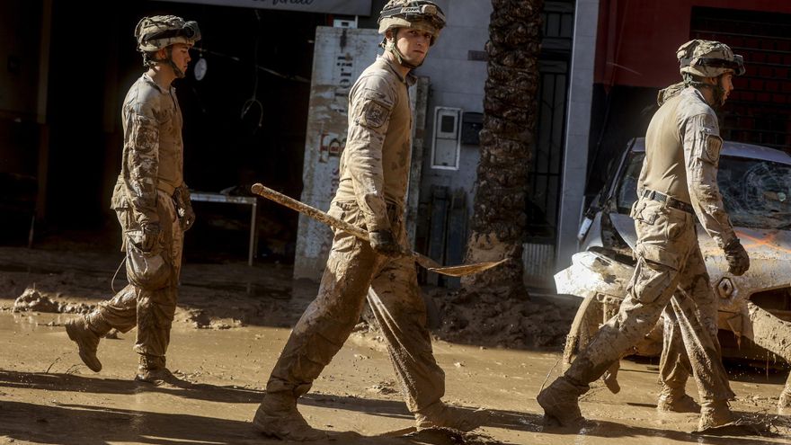 Robles supervisa el trabajo de las Fuerzas Armadas en el Cuartel General del Ejército de Tierra