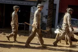 Robles supervisa el trabajo de las Fuerzas Armadas en el Cuartel General del Ejército de Tierra