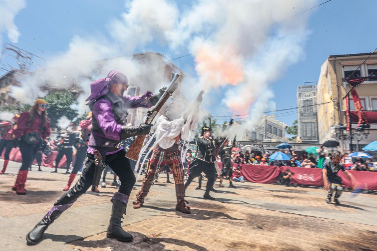 Arcabuces en las Fiestas de Elda este lunes.