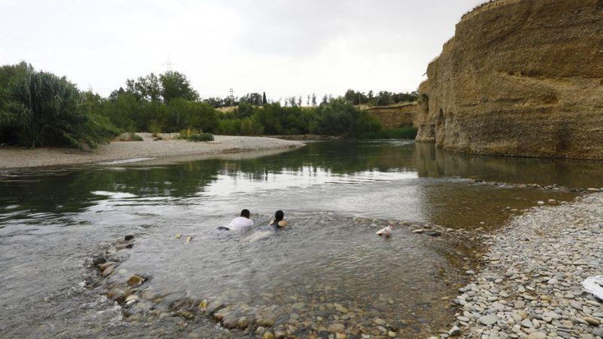 La peña del Cuervo es una zona del río Gállego en Peñaflor muy frecuentada por bañistas en verano.