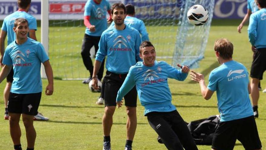 Jony, Oubiña (ayer cumplió 31 años), Aspas y Krohn-Dehli, ayer, durante el entrenamiento en Balaídos. // Ricardo Grobas