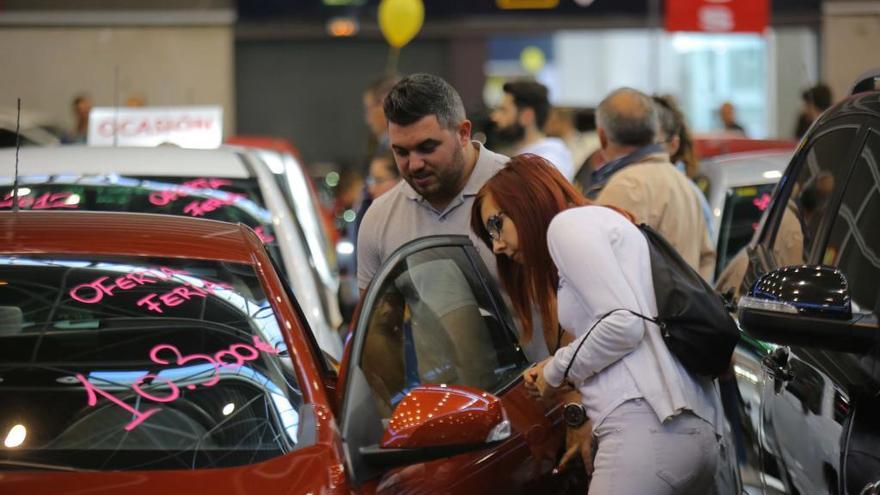 Visitantes a la Feria del Automóvil.