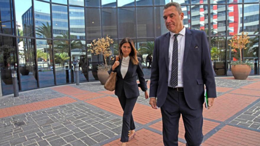 Los ediles Matilde Zambudio y Juan Ramón Lazcano acudiendo al Juzgado, en Santa Cruz de Tenerife.