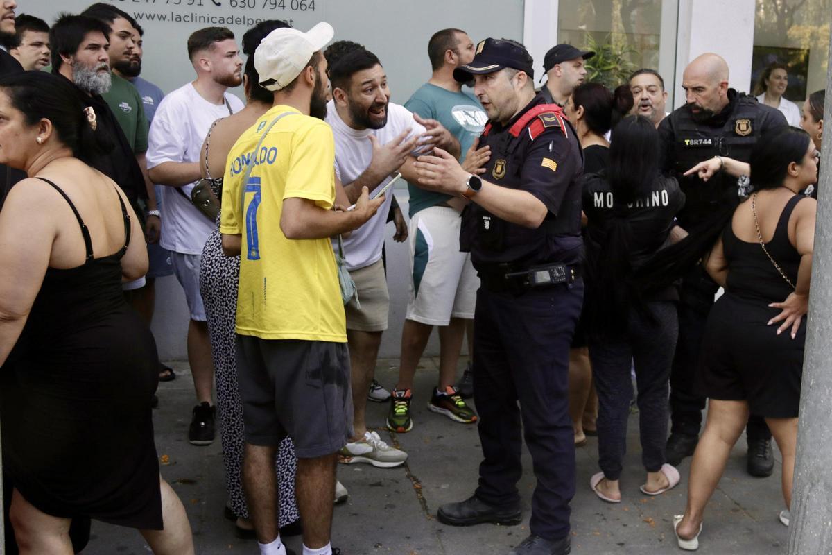 Protesta en La Mina contra el desahucio de tres familias