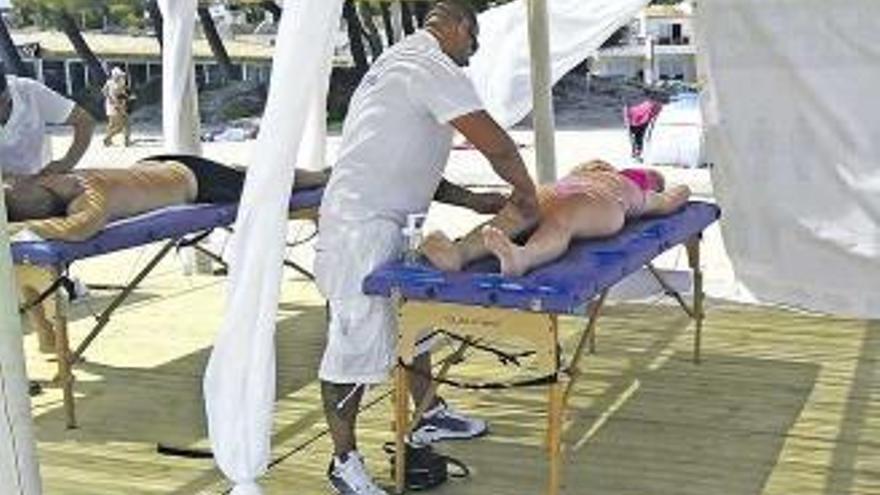 Professionelle und legale Masseure am Strand von Santa Margalida.