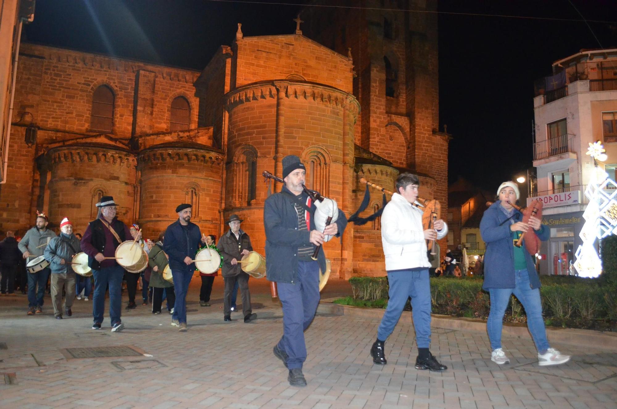 Pasacalles de folcklore en Benavente