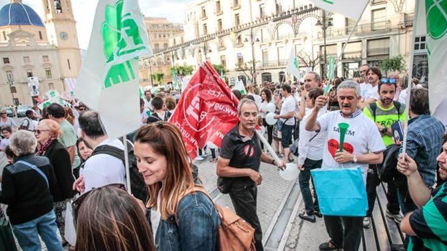 Concentración de padres y docentes en Alcoy contra la supresión de conciertos educativos.