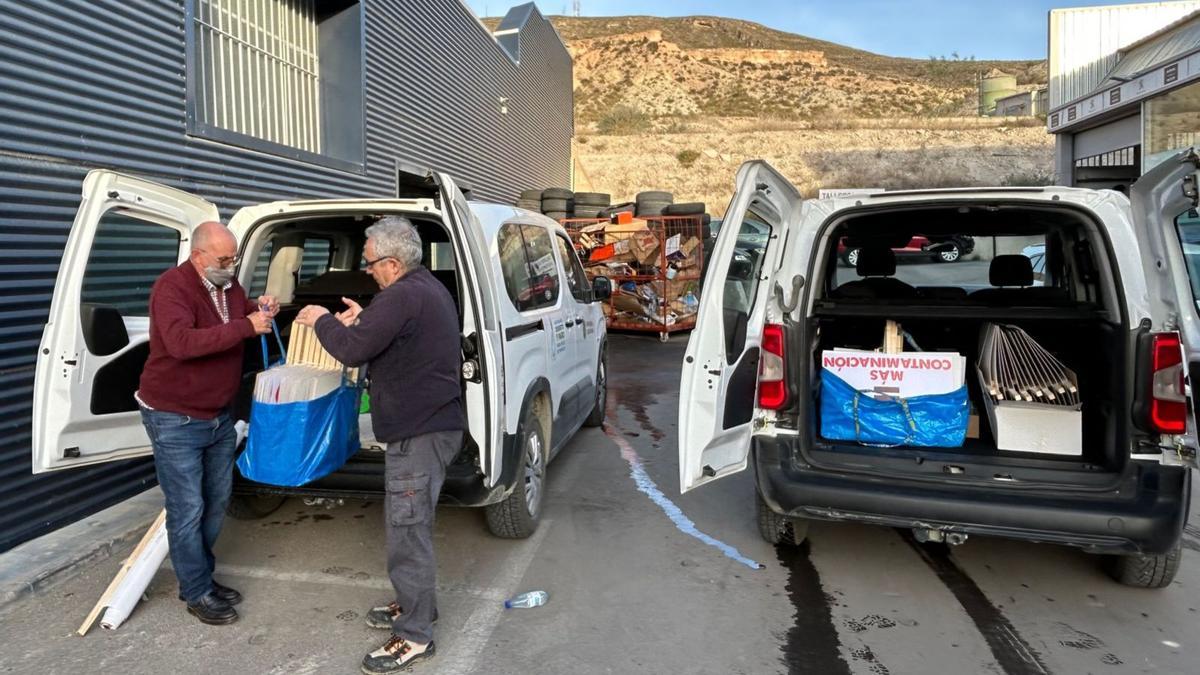 Regantes de Cieza preparan el material de protesta, ayer. JAVIER GÓMEZ BUENO