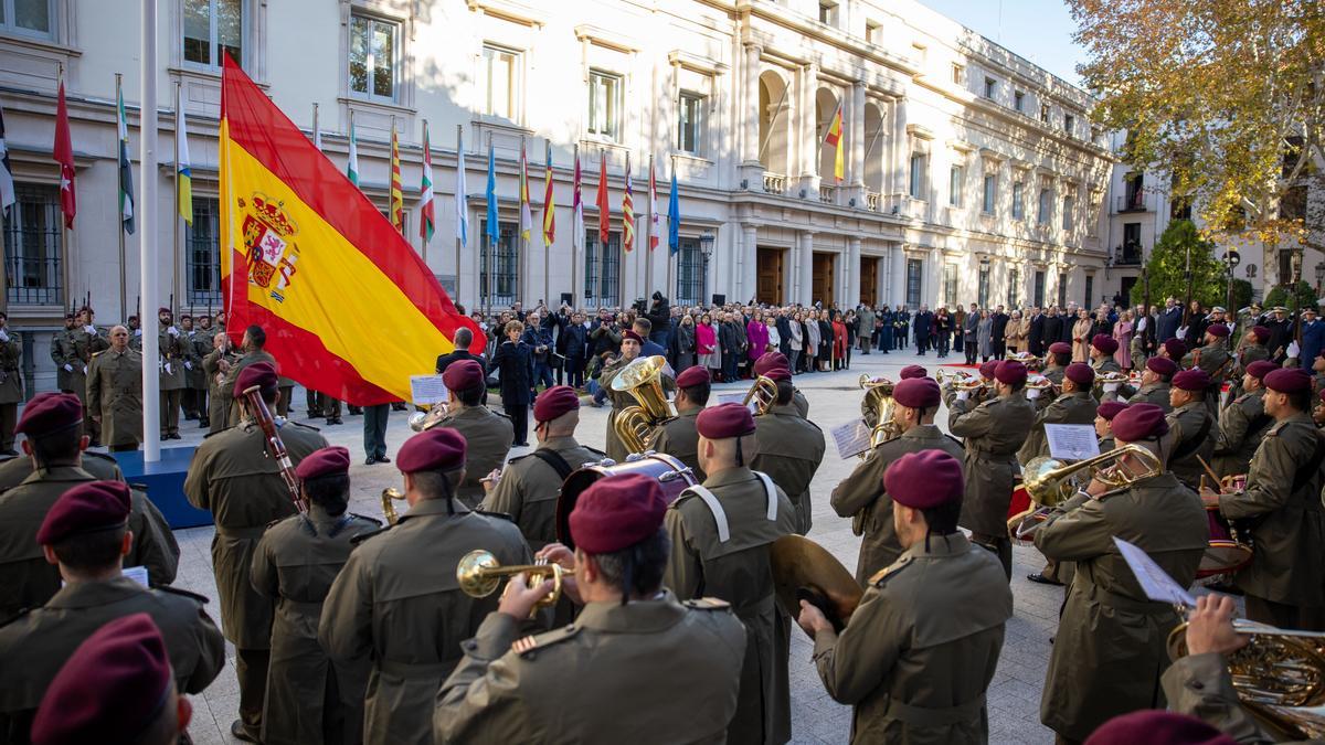 Ceremonia de izado de la bandera frente al Senado