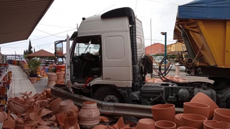 Un camió acaba dins d'una botiga de ceràmica de Llers en un accident a l'N-II