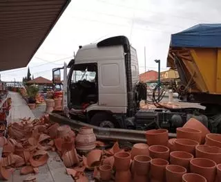 Un camió acaba dins d'una botiga de ceràmica de Llers en un accident a l'N-II