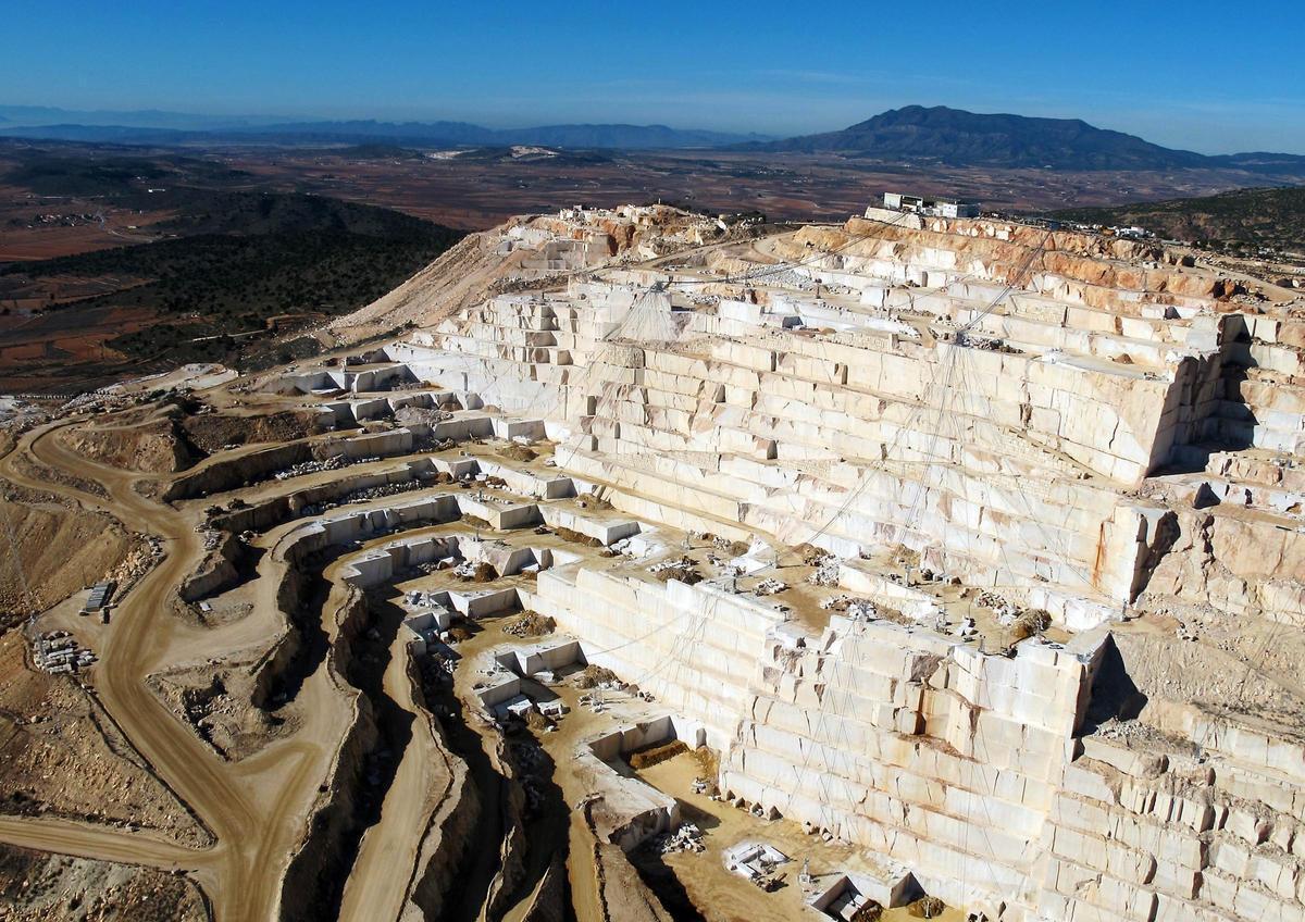 Una de las canteras de mármol de Levantina.