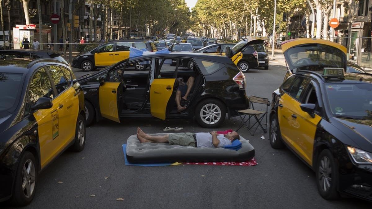 Taxistas ocupan la Gran Via de Barcelona durante la huelga contra los VTC, el pasado julio.