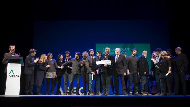El equipo de 'El hombre de las mil caras', tras recibir el premio Asecan a la mejor película, el sábado en Sevilla.