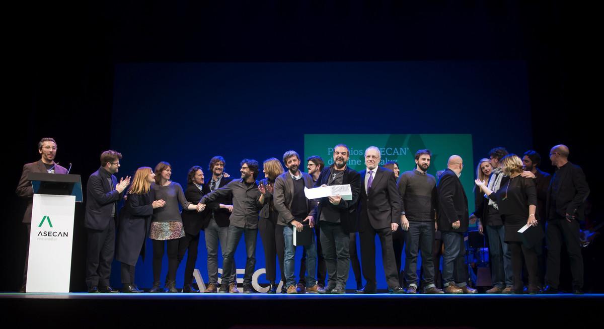 GRA240. SEVILLA, 28/01/2017.- El equipo de El hombre de las mil caras en el escenario tras recibir el Premio a la Mejor Película durante la 29 Gala de entrega de premios de la Asociación de Escritoras y Escritores de Andalucía (Asecan), celebrada hoy en el Teatro Lope de Vega de Sevilla. EFE/Raúl Caro