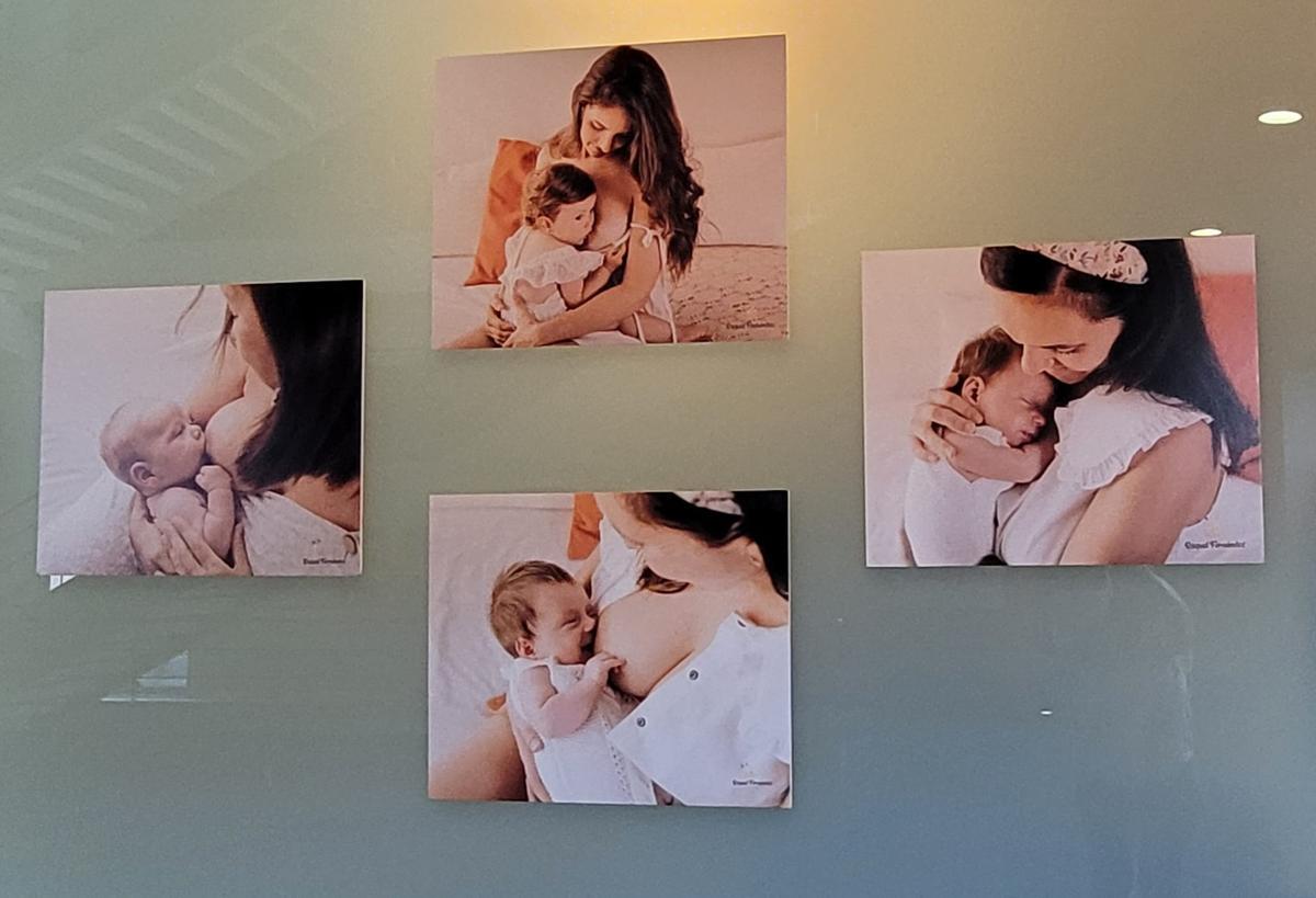 Fotografías de la exposición sobre lactancia materna en el Auditorio de Cangas.