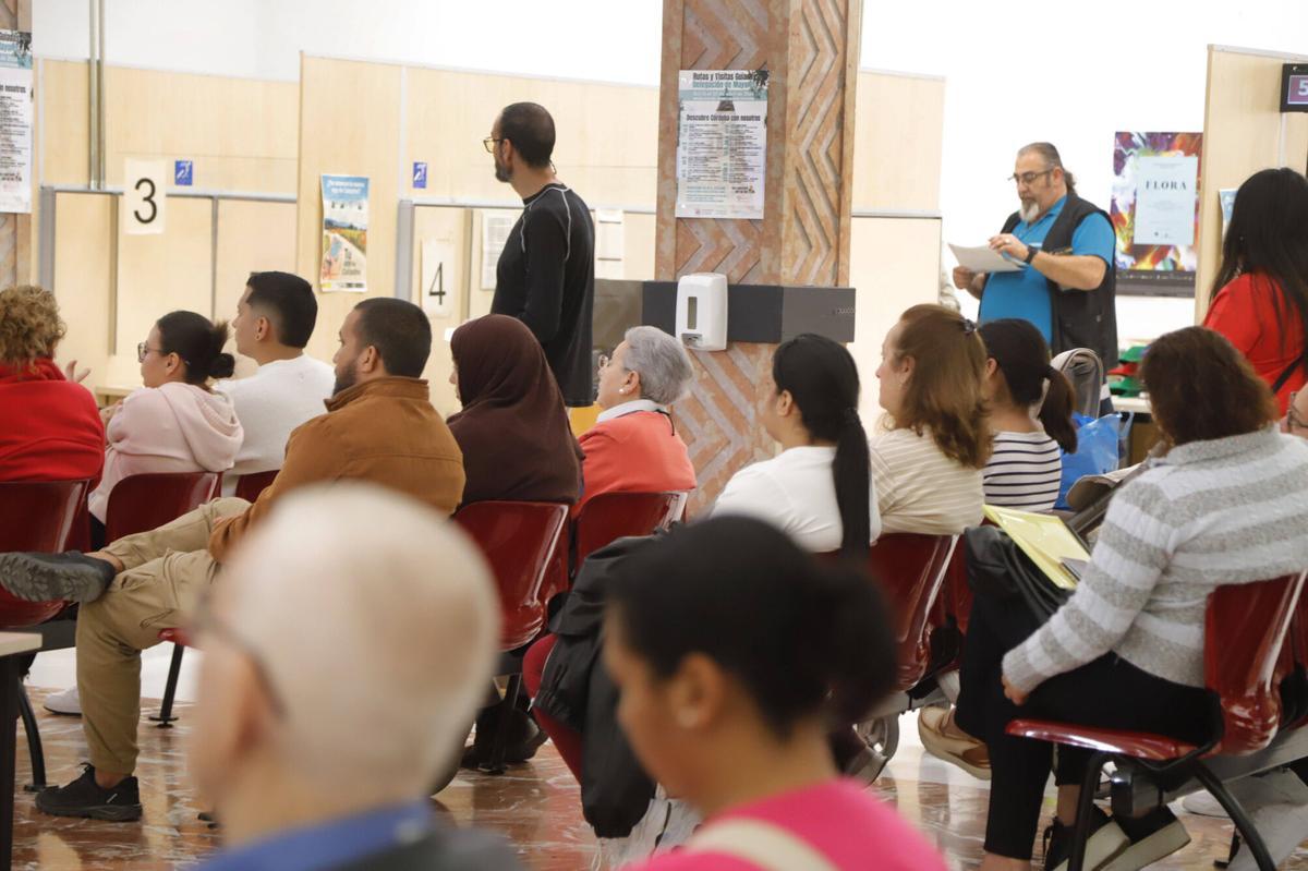 A.J.González Oficina de atención al ciudadano ciudadanía del Ayuntamiento de Córdoba en Gran Capitán Solicitud de empadronamiento para el proceso de regularización de inmigrantes migrantes