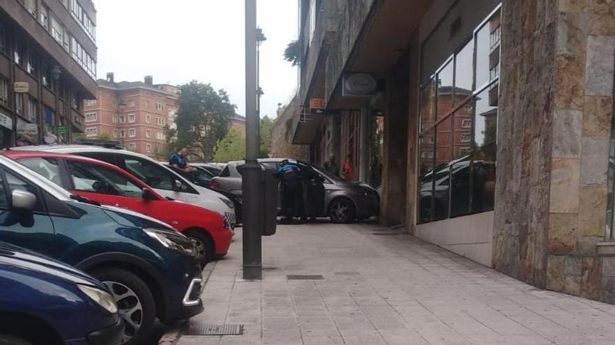 El vehículo implicado en el accidente, en la calle López Ocaña