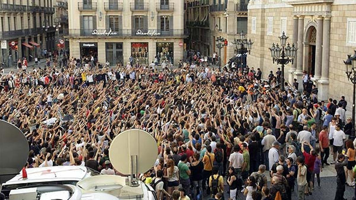 Concentración de indignados ante el Palau de la Generalitat