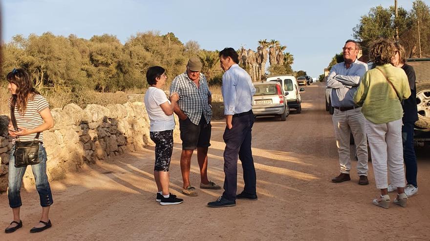 Protesta vecinal en sa Marina Gran y Baix Morell de ses Salines por la gran polvareda que sufren al transitar por los caminos