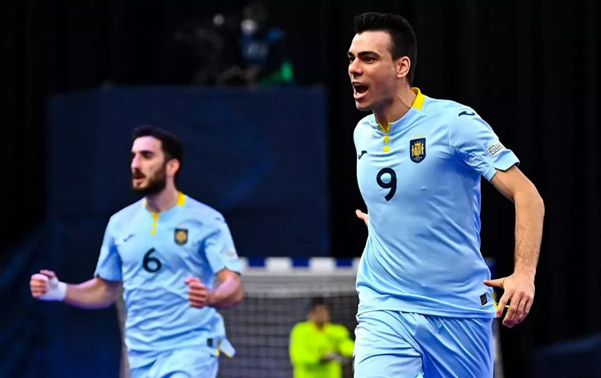 Sergio Lozano y Raúl Gómez celebran un gol