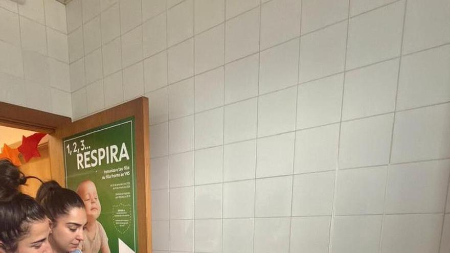 Vila de Cruces instala un cambiador de bebés en el centro de salud