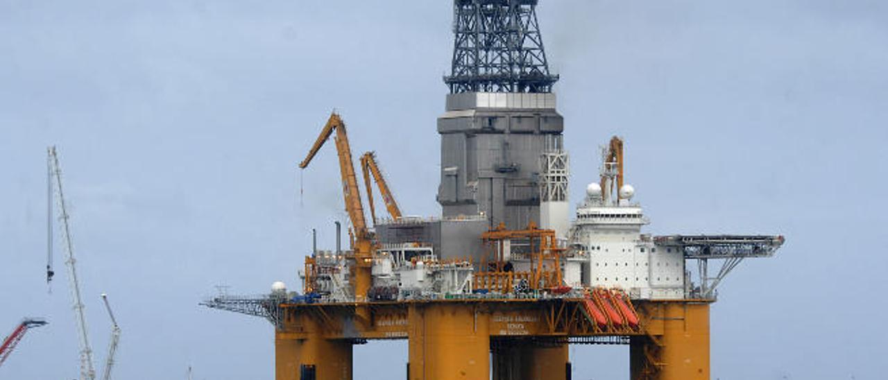 La plataforma petrolífera &#039;Deepsea Aberdeen&#039; en el dique Reina Sofía.