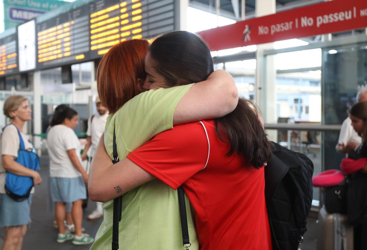 Elba Garfella y la emoción de sus familiares al recibirla en la Estación del AVE