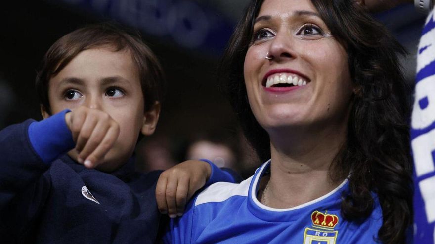 Dos aficionados, en el Tartiere durante un partido del Oviedo. | LUISMA MURIAS
