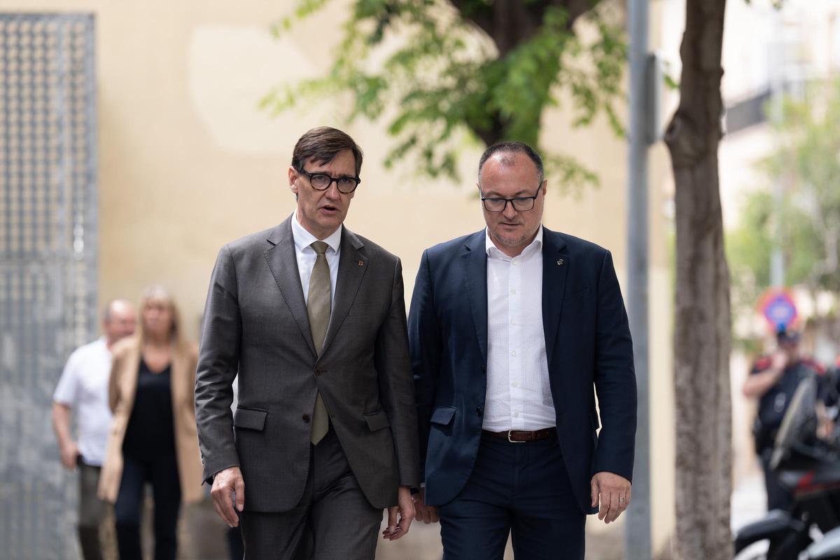 El president Illa junto al alcalde de Vilanova i la Geltrú, Juan Luis Ruiz, antes del acto de presentación del Pla de Barris El president Illa junto al alcalde de Vilanova i la Geltrú, Juan Luis Ruiz, antes del acto de presentación del Pla de Barris