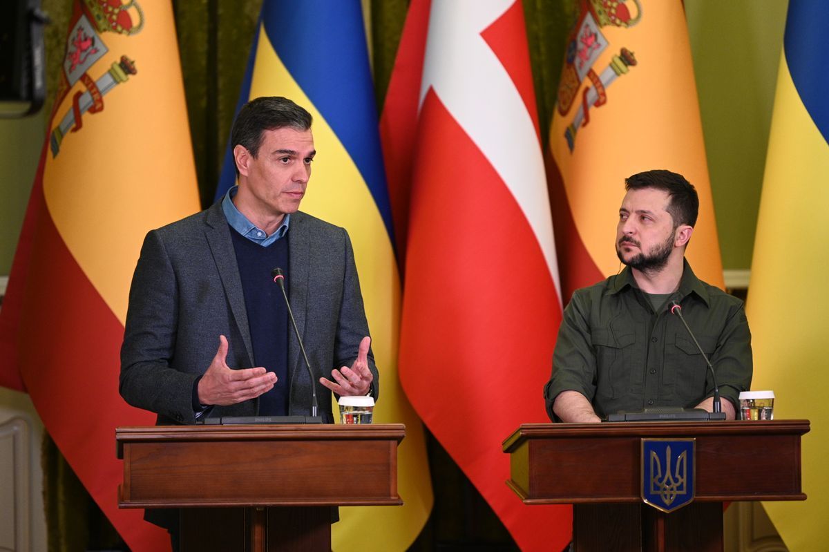 Pedro Sánchez y el presidente ucraniano, Volodimir Zelensky, durante la visita del premier español a Kiev, el 21 de abril de 2022.