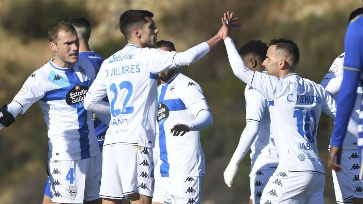 Villares y Menudo celebran uno de los goles deportivistas. // RCD