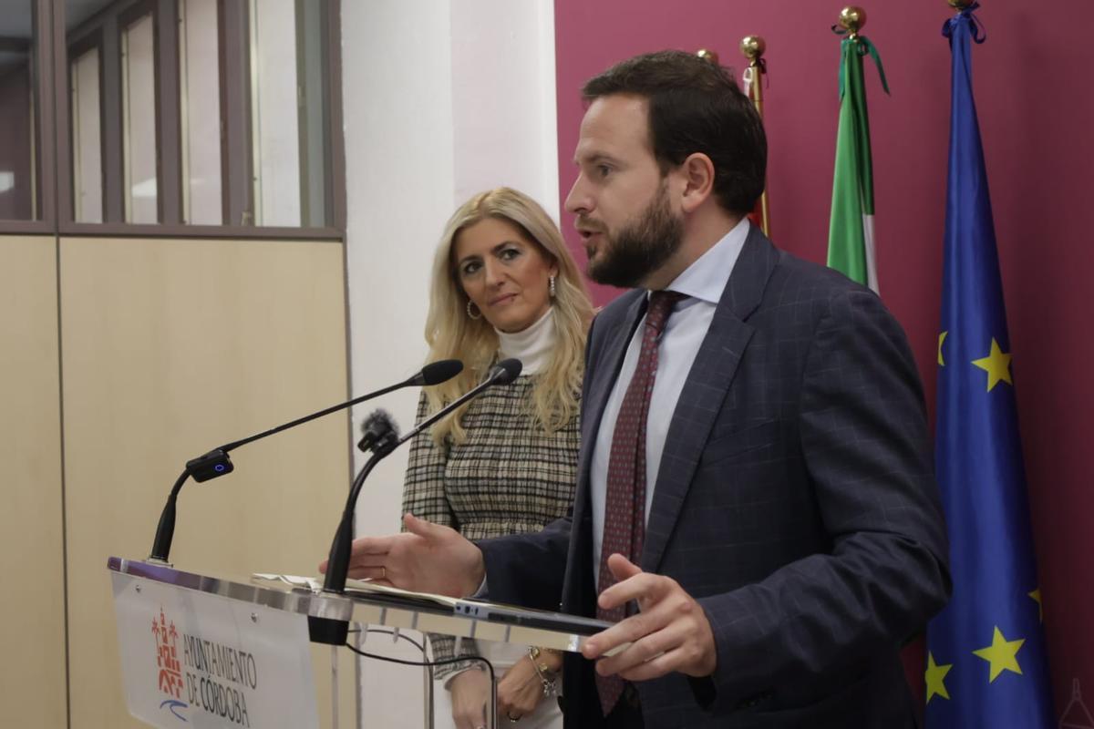 El delegado de Industria de la Junta, Agustín López, en rueda de prensa junto a la concejal de Transformación Digital, Lourdes Morales.
