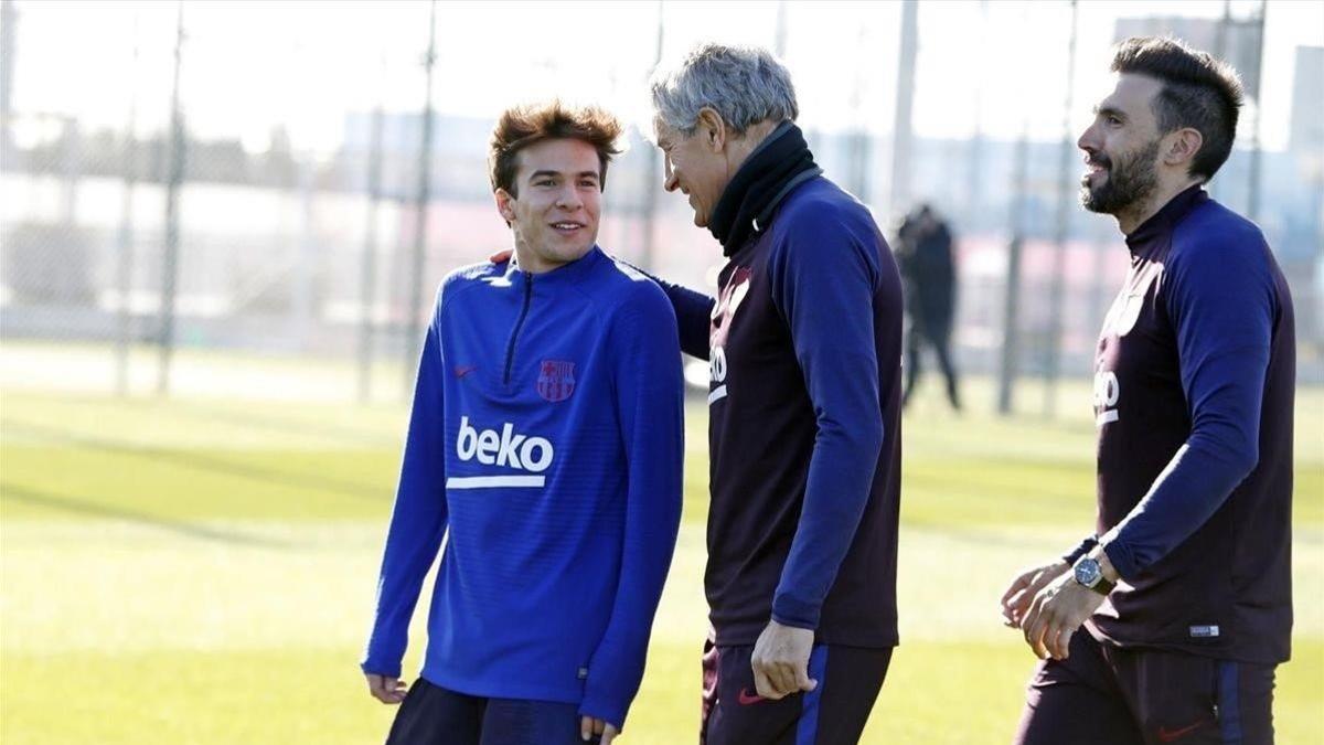 Setién, con Riqui Puig, en el primer entrenamiento del cántabro con el Barça.