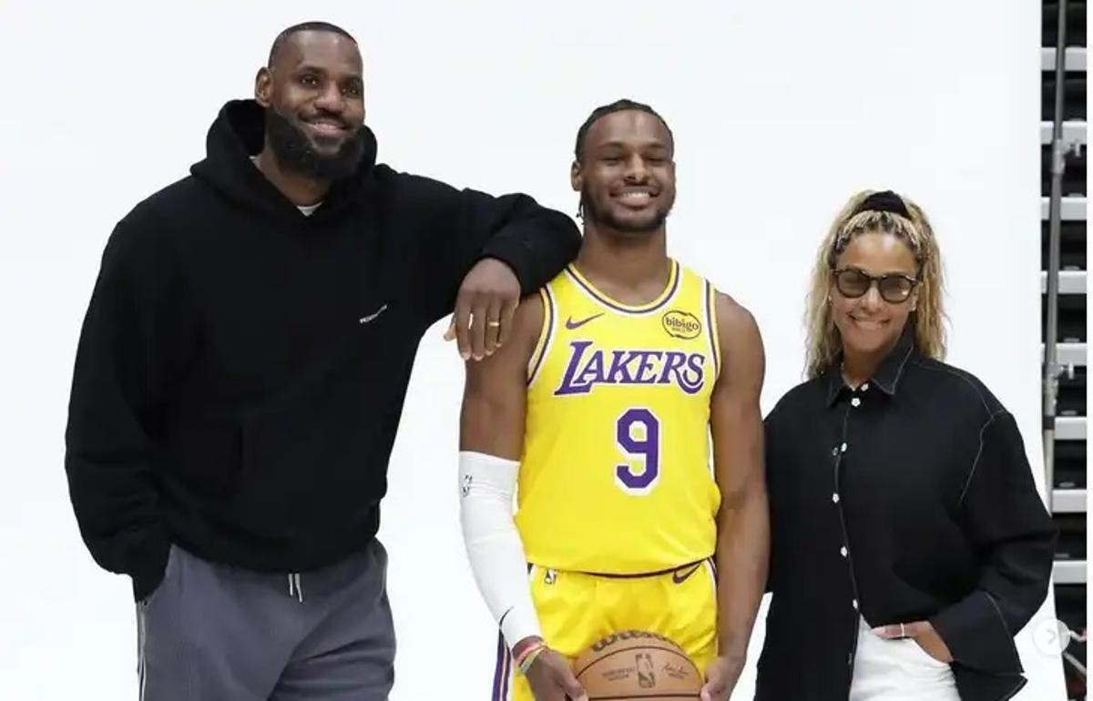Los padres de Bronny, felices por su hijo tras convertirse en jugador de los Lakers