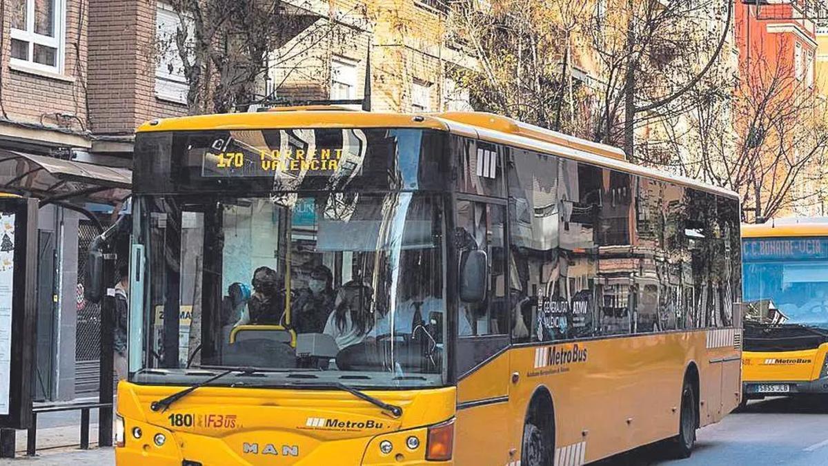 Autobús de la línea CV 106 del servicio de transporte metropolitano a su paso por Xirivella.