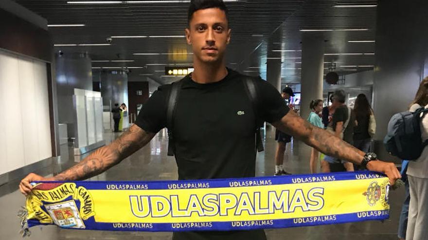 Maikel Mesa, anoche, en el aeropuerto de Gran Canaria.