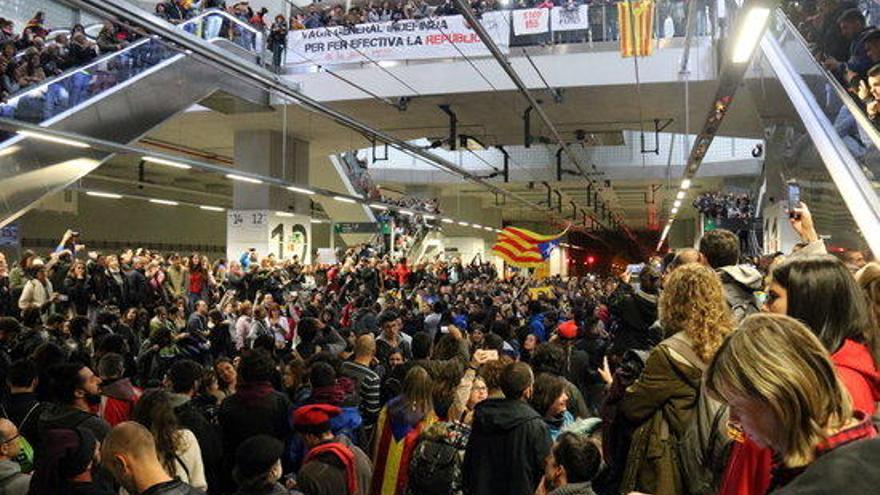 Manifestants a les vies de l&#039;AVE